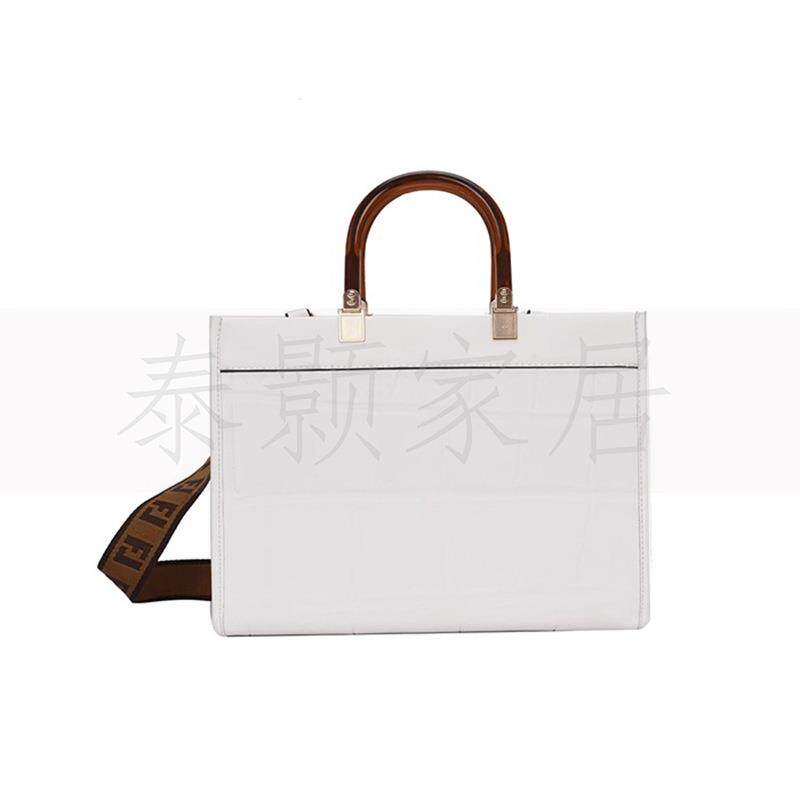现代简约暖咖调样板房衣帽间全屋设计展厅衣柜服饰包软装饰品摆件