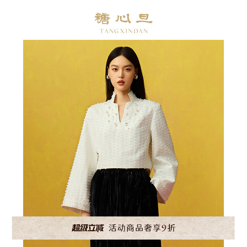 糖心旦云皑白色钉珠上衣