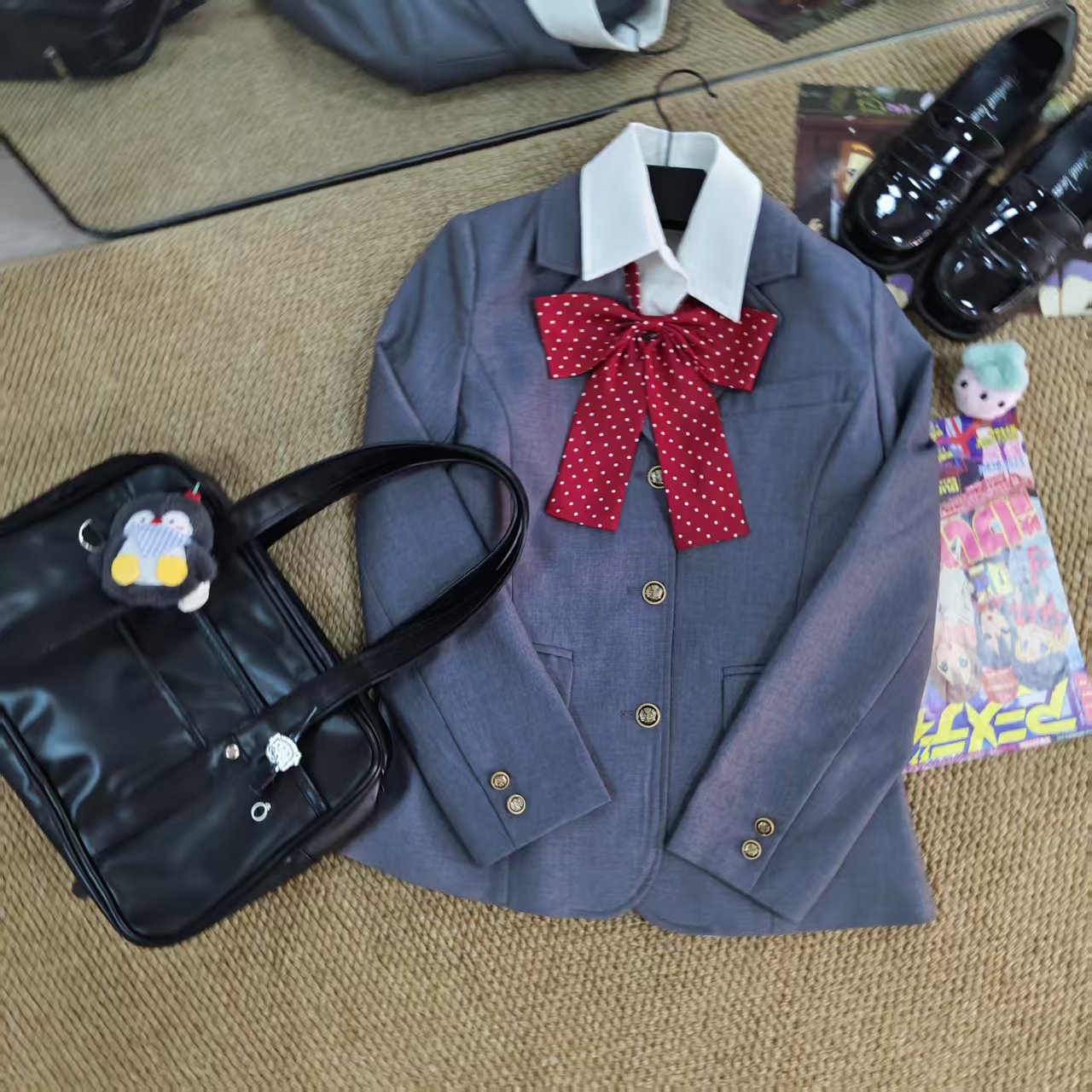 收腰三粒扣紫色收腰款西服图片