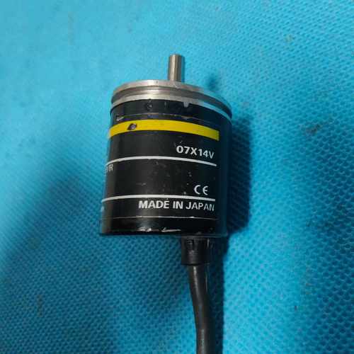 议价欧姆龙200线编码器E6A2-CS5C，电压12~24V