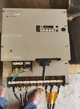 安川伺服驱动器SGDM一1AADA     电机SGMGH一(崽崽配件）