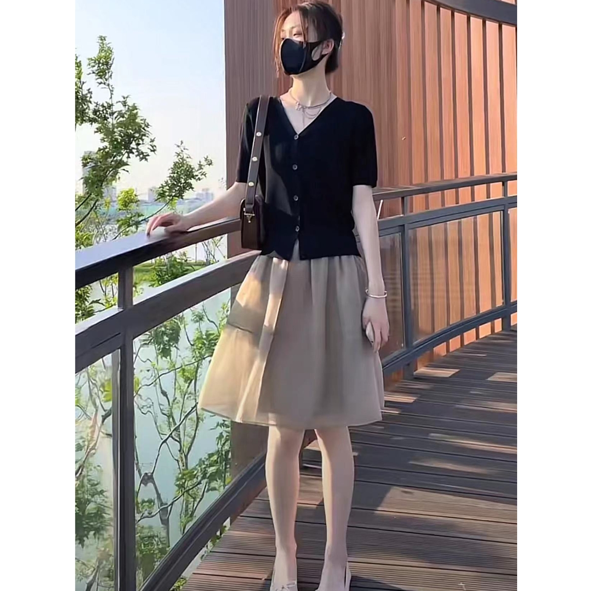 韩国黑色冰丝洋气上衣夏季薄款女短袖针织法式小众设计感V领开衫t