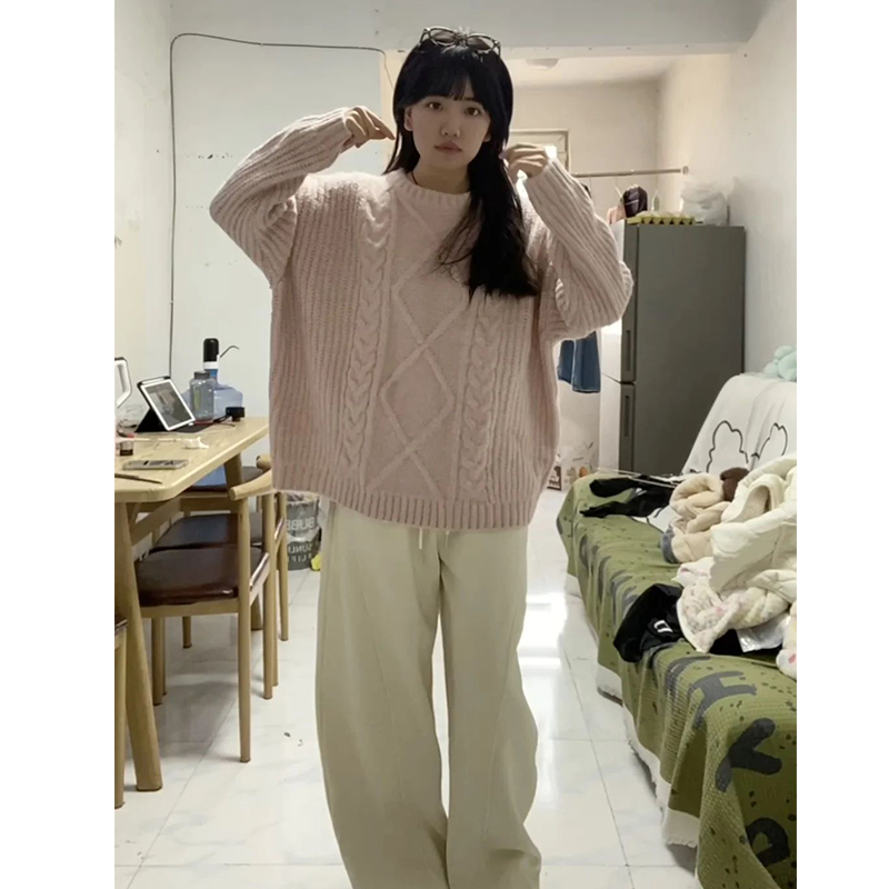 巨好看的轻熟粉色圆领套头麻花毛衣女秋冬慵懒风中长款针织衫上衣
