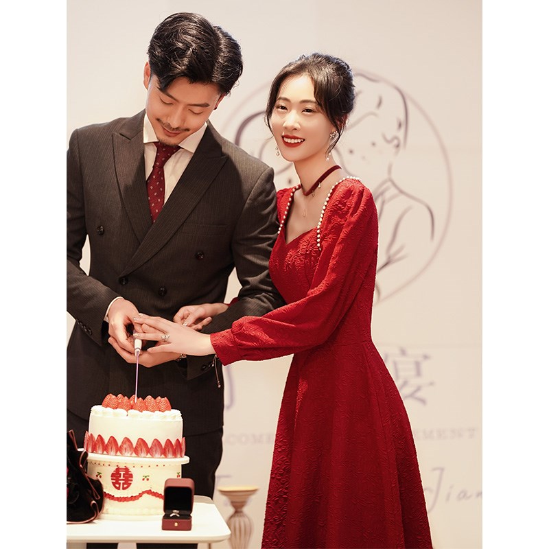 新娘酒红色敬酒服2024新款答谢宴订婚礼服裙高级感回门便装小个子