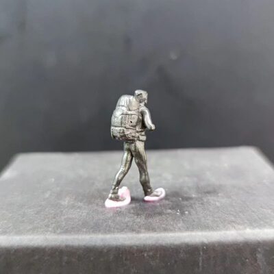 纯铜做旧微缩袖珍模型现代人物毛线帽的徒步者高精度微观世界摆设