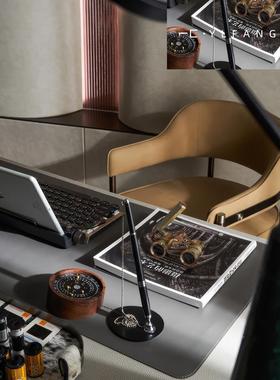 依依现代无障碍豪华桌人工书笔组合样板房书房设计师软装配套摆件