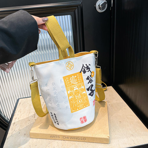 2026水桶包帆布女生单肩手提包休闲旅行同款布袋包狗牙托特包