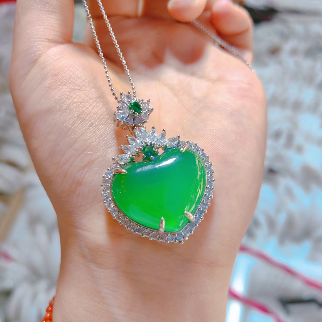 爱心玉髓项链心形吊坠天然颈饰女士时尚锁骨链满绿绿玉髓简约新款