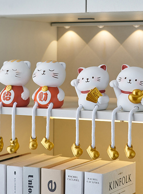 创意招财猫咪吊脚娃娃小摆件家居卧室装饰品客厅洞洞板墙上置物架