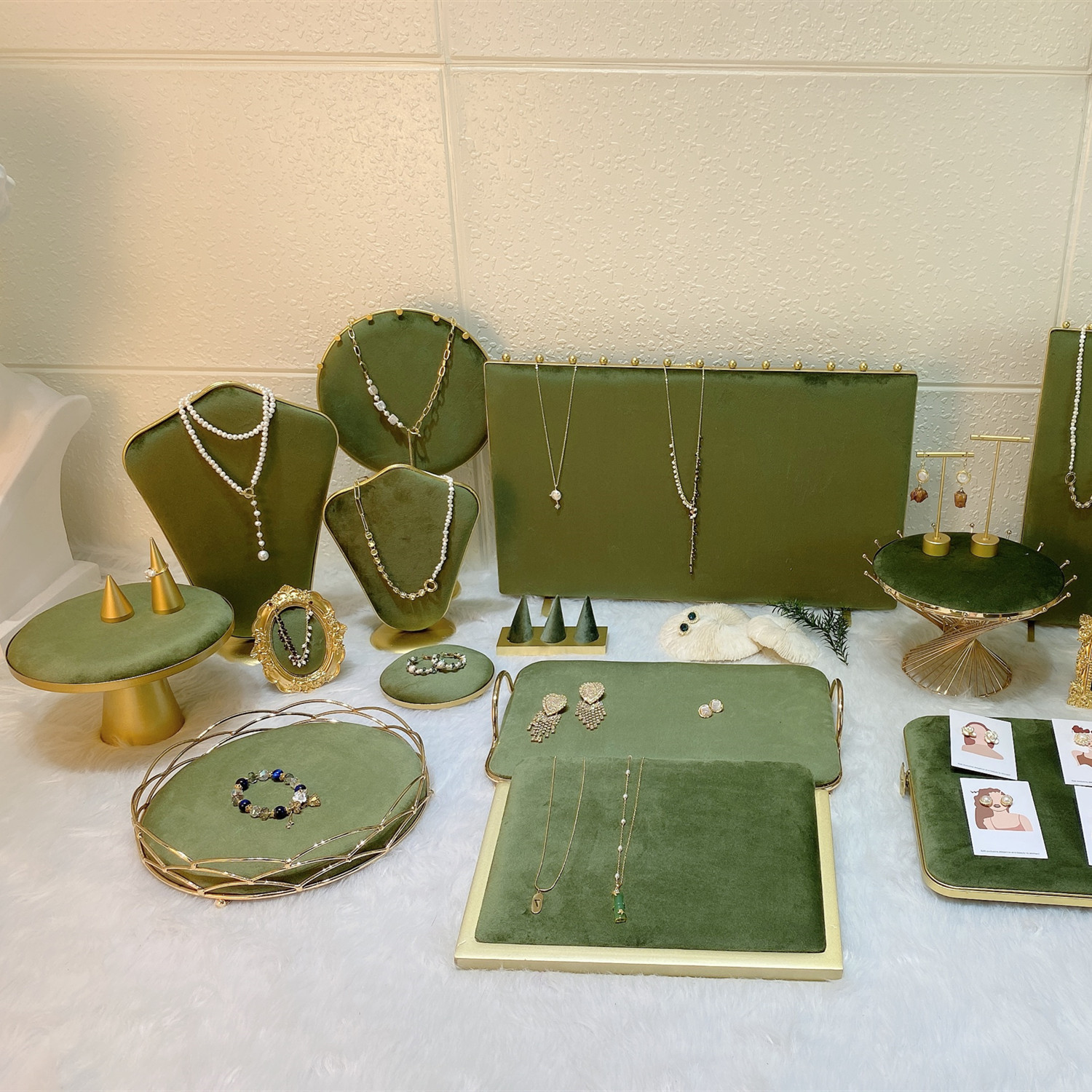 新款轻奢风牛油果绿色系套装项链屏风双面模特托盘展示道具