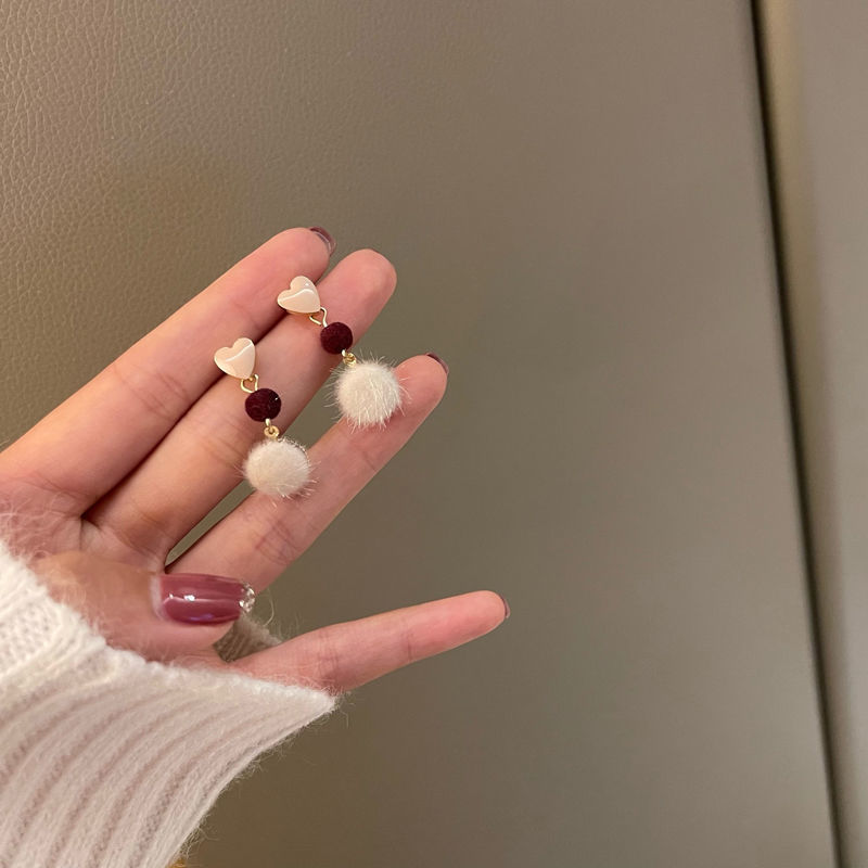 S925银针日韩粉色爱心耳钉简约甜美秋冬毛球耳环小巧淑女耳饰耳