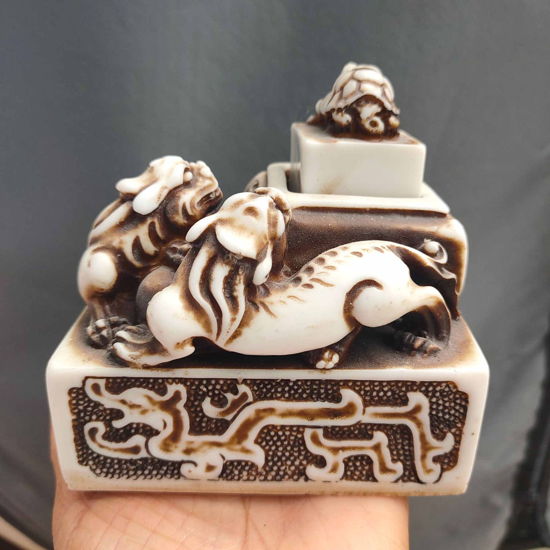 古玩杂项仿古做旧树脂工艺品仿汉白玉高古玉双貔貅官上加官印章摆