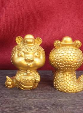 2025蛇年吉祥物小蛇公仔萌宝金蛇聚财礼物桌面装饰金属摆件工艺品