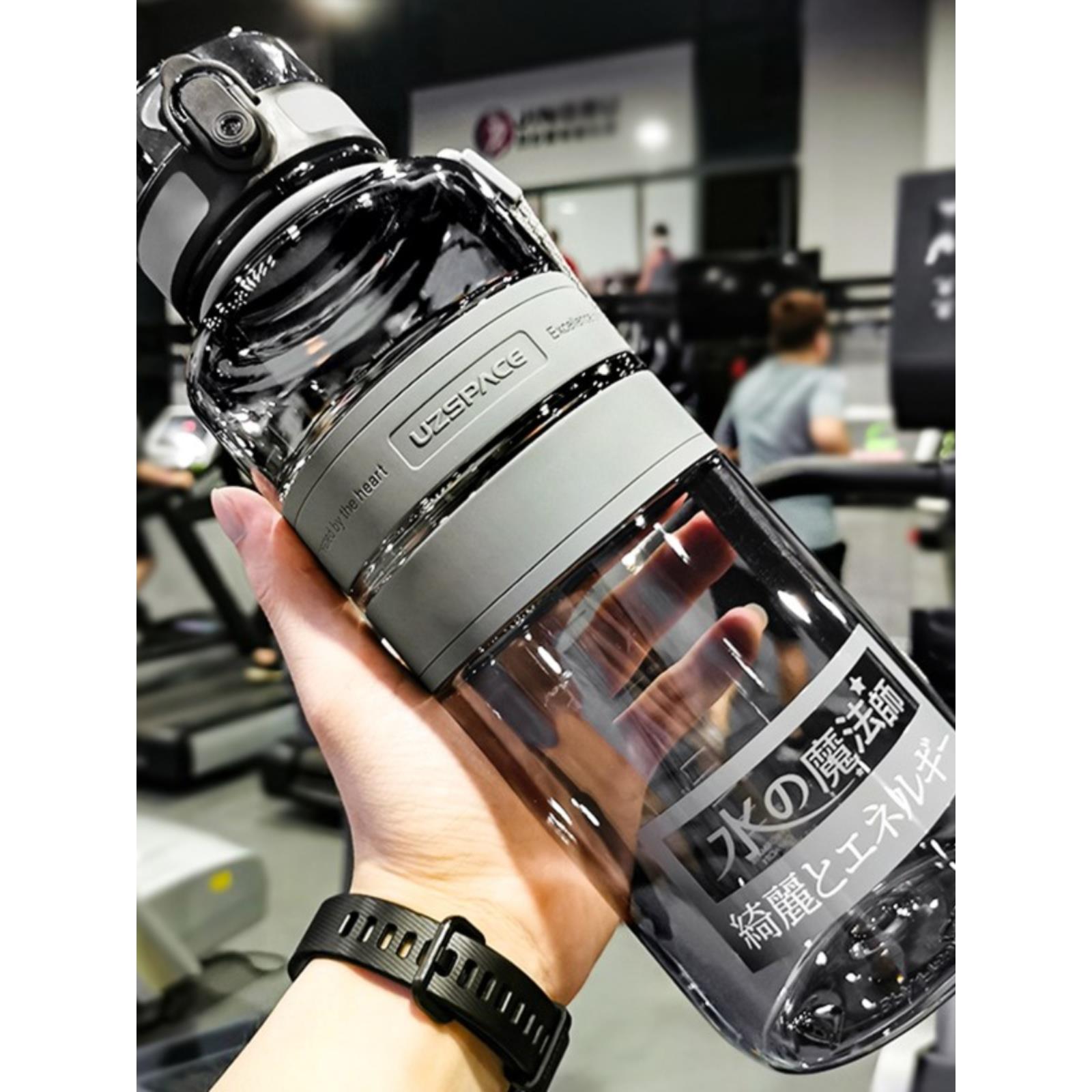 香港GP超大容量水杯大号2000ml运动杯子户外耐高温塑料健身水壶