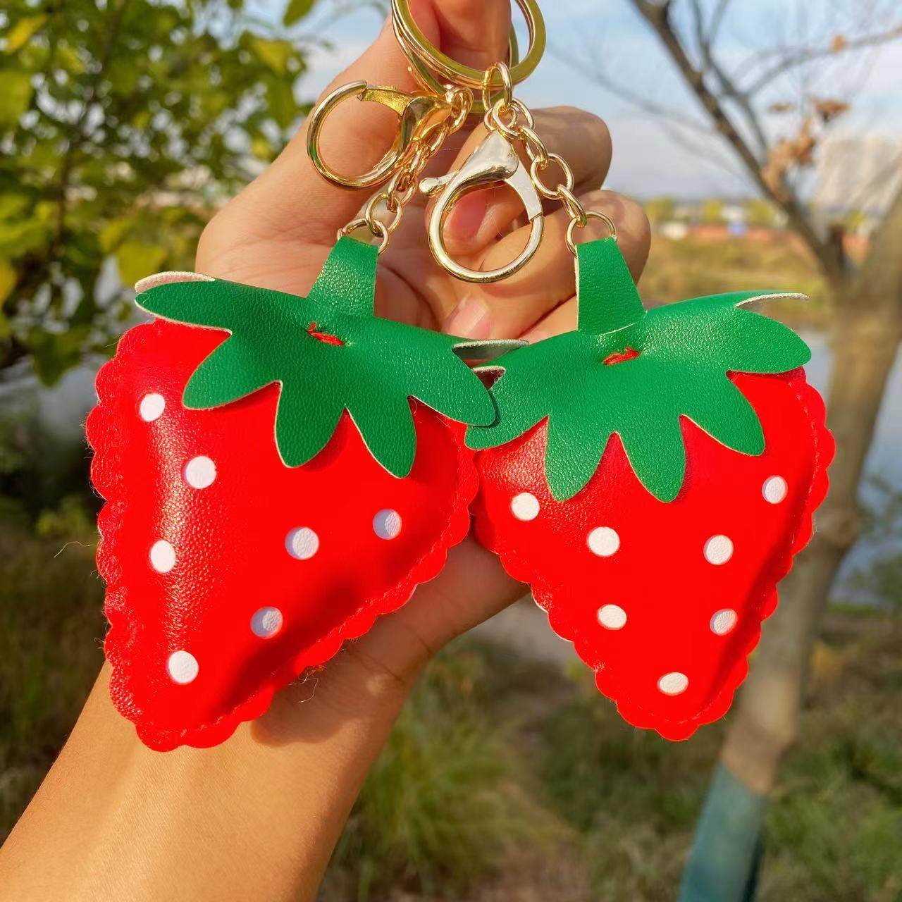 可爱草莓皮革钥匙扣挂饰女生钱包皮质饰品汽车钥匙链箱包挂饰礼品