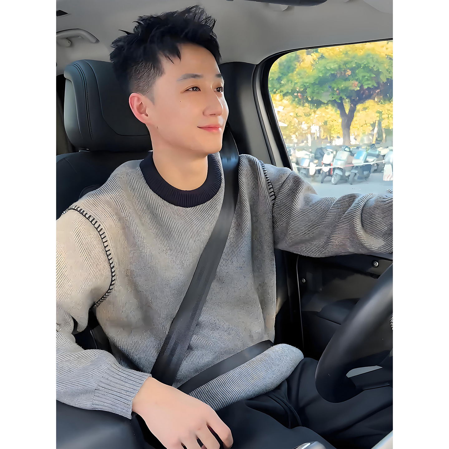 白色手缝线圆领毛衣男冬季