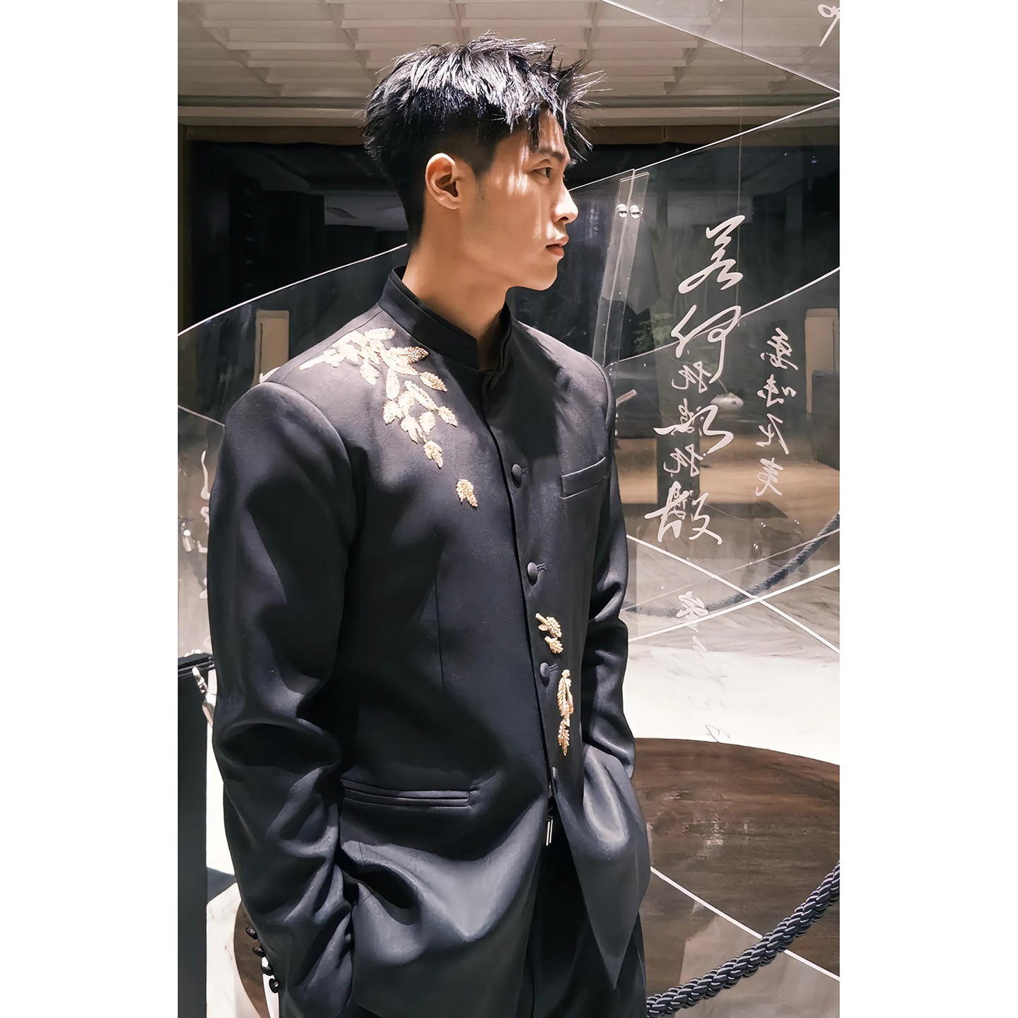 金色刺绣亮钻男士新中式套装西服