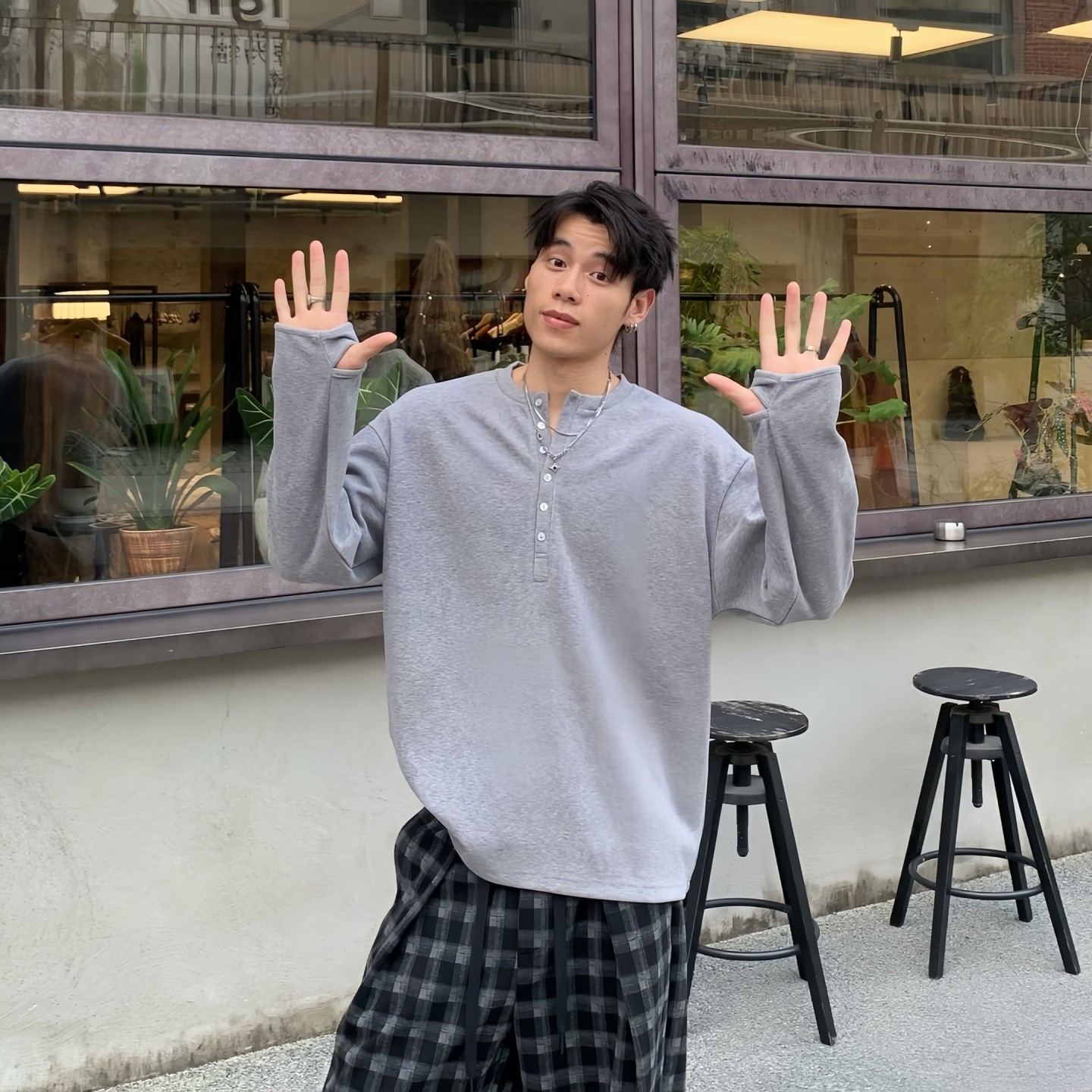 灰色亨利领长袖t恤男早秋穿搭