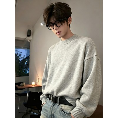浅灰色圆领加绒毛衣男款冬季
