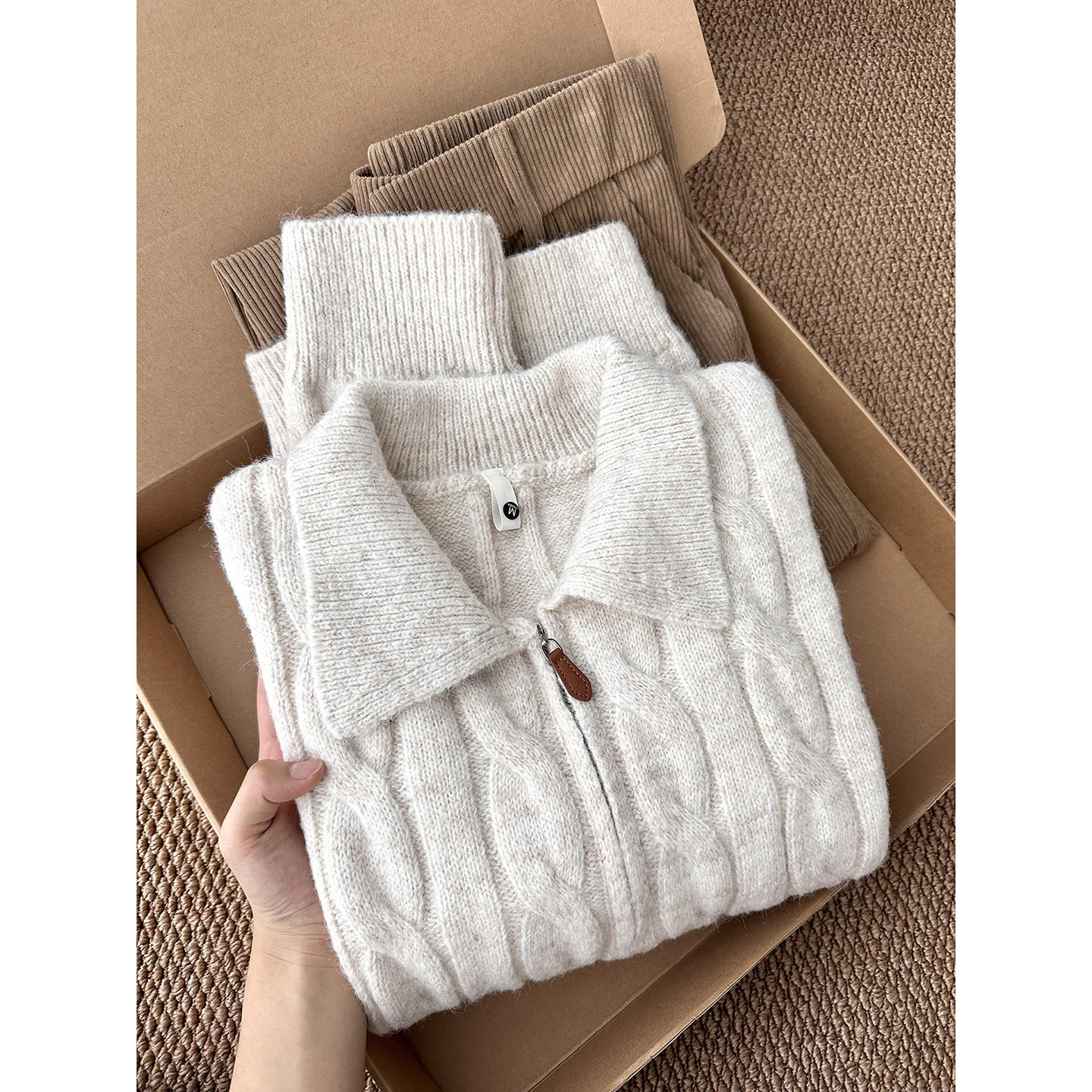 杏色麻花纹半拉链毛衣男生秋冬高级感针织衫polo领设计内搭打底衫