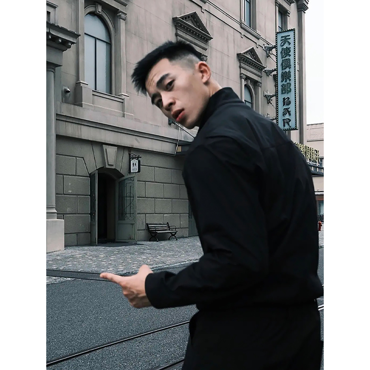 雅痞硬汉风黑色短款立领夹克男款