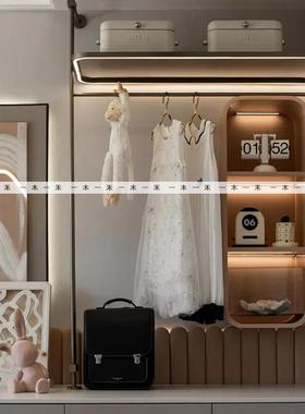 现代样板间女孩衣柜软装摆件儿童房衣帽架书包收纳盒组合套装饰品