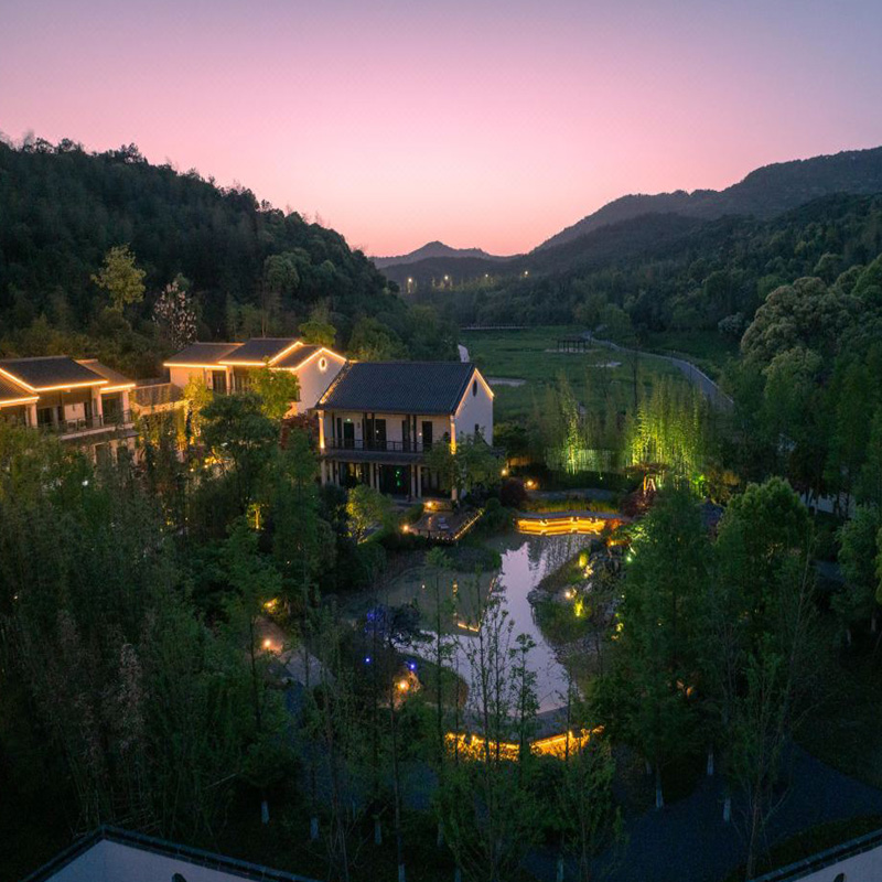 酒店位于青山湖科技城核心区云制造小镇，接轨杭州城西科创大走廊。 酒店背靠群山、大隐于市，既有独栋套房，也有标准客房，满足各种需求。 1-2晚多套餐可选，周末、节假日不加价可用！