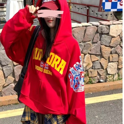 红色设计感插肩袖薄款连帽卫衣女
