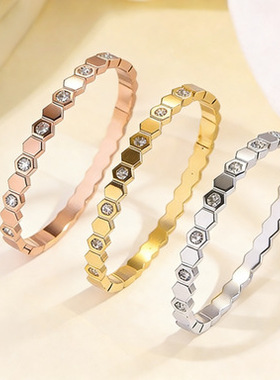 手镯女欧美时尚锆石手镯菱格纹不锈钢饰品小众潮简约手饰手环