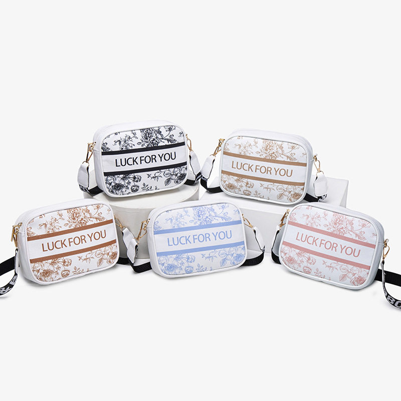 2025年国风印花小方包潮流英文祝你好运斜挎单肩女包宽肩带手机包