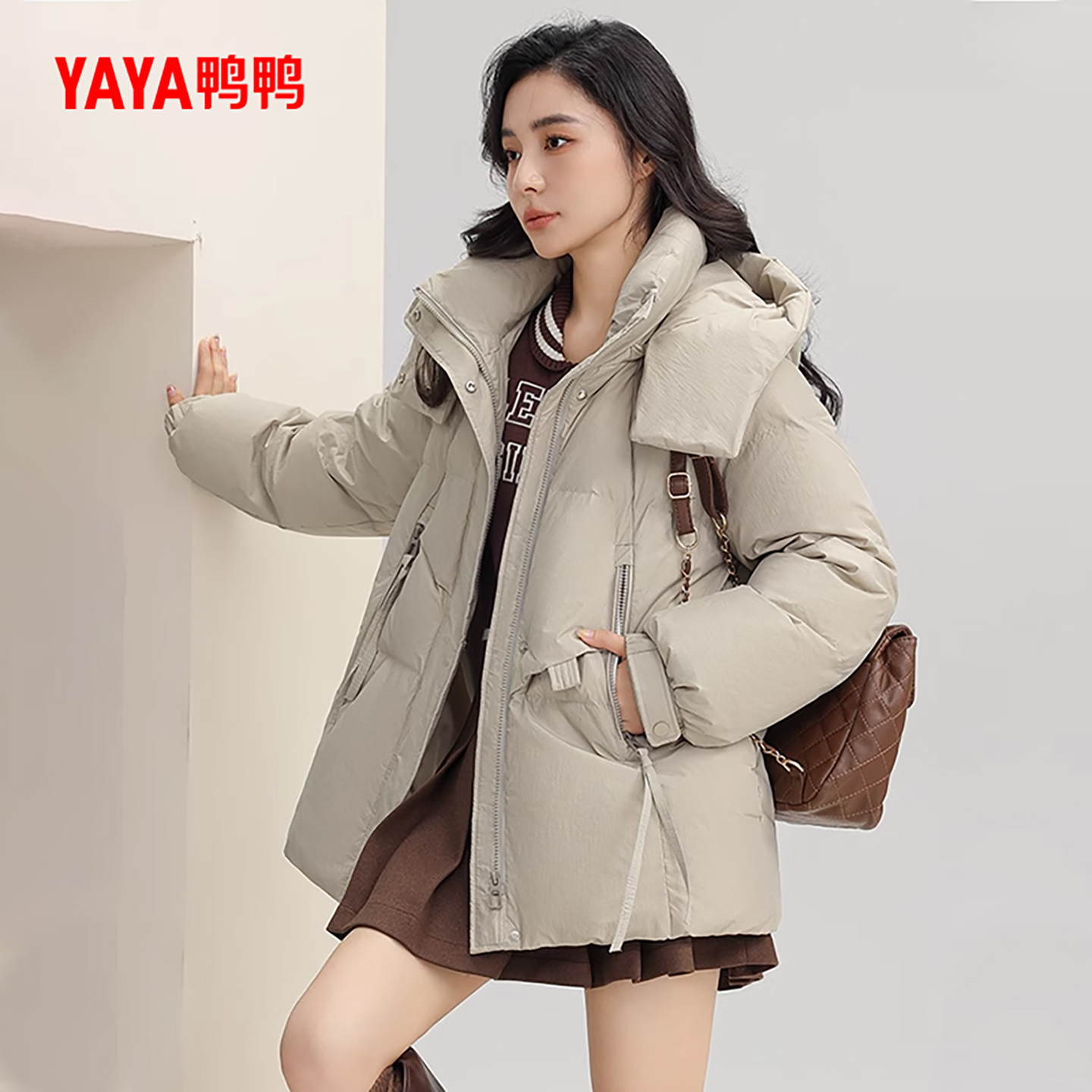 鸭鸭百搭短款连帽羽绒服女