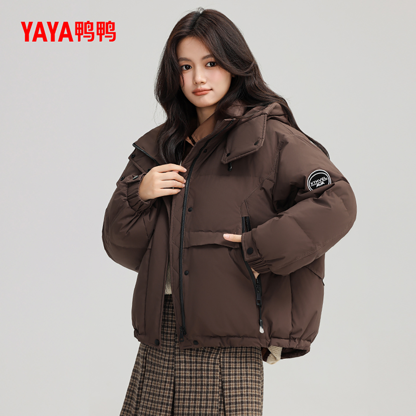 鸭鸭百搭短款连帽羽绒服女外套