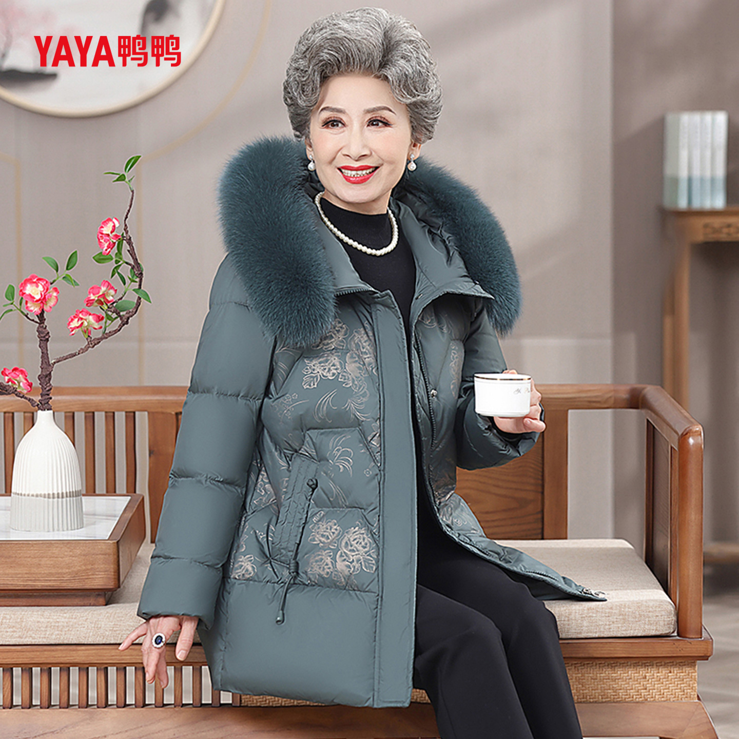YAYA鸭鸭奶奶冬装羽绒服加厚保暖老太太25新款中老年妈妈冬季外套
