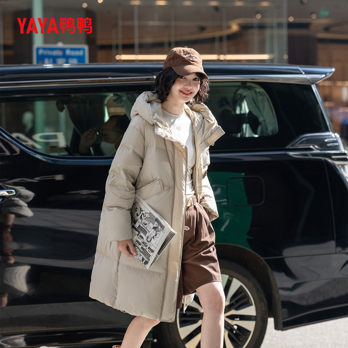 YAYA鸭鸭冬季时尚百搭休闲连帽女士鸭绒长款羽绒服YE4B619842N