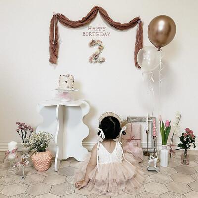嫩粉公主色系周岁生日数字牌派对拍照道具立体花朵纪念日背景装饰