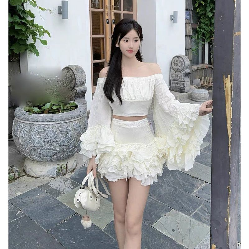 名媛风喇叭袖一字上衣女