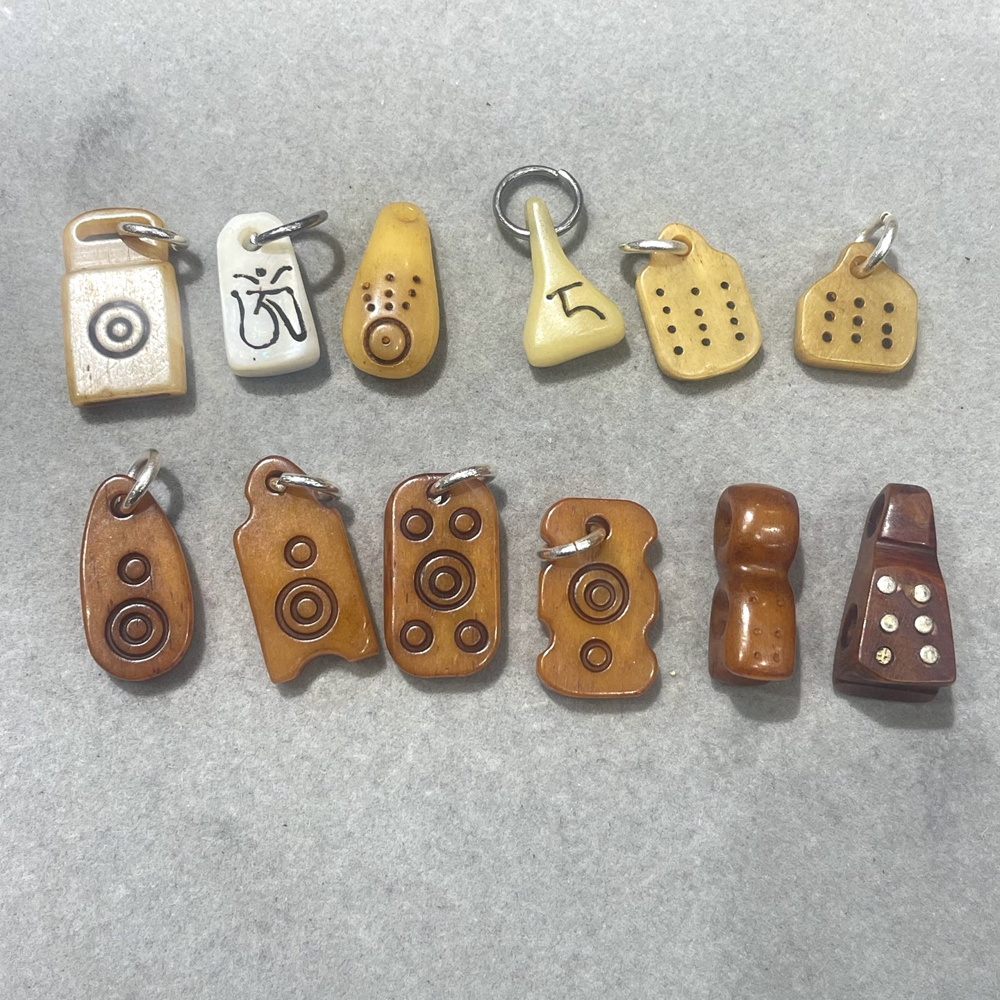 藏式文玩配饰驼骨雕刻小吊坠挂件文玩卡子咒点侧挂隔片小提溜图片