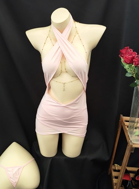 性感前缘~柔滑冰丝饰链交叉挂脖盖胸镂空深U露背超短小包臀连衣裙