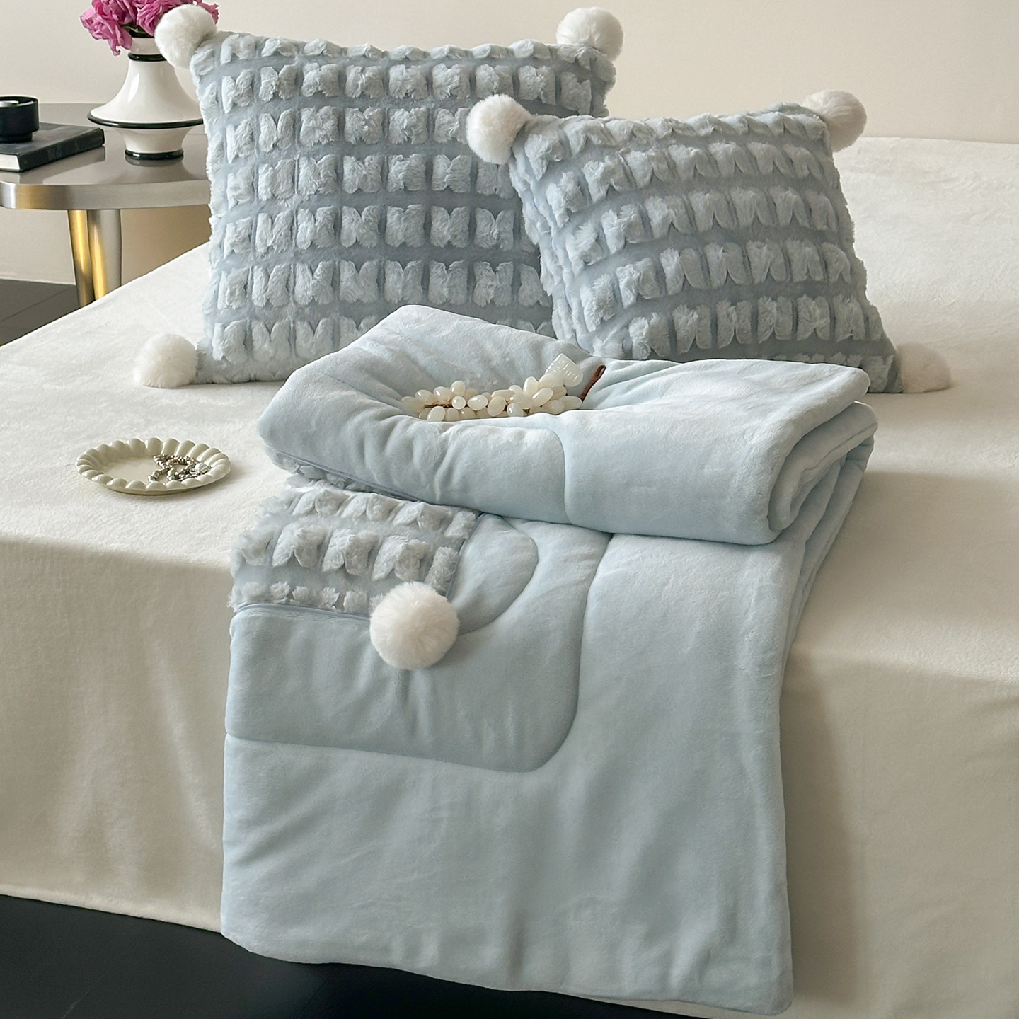 冬季牛奶绒抱枕被子两用加厚办公室午睡毯子枕头被车载靠枕二合一