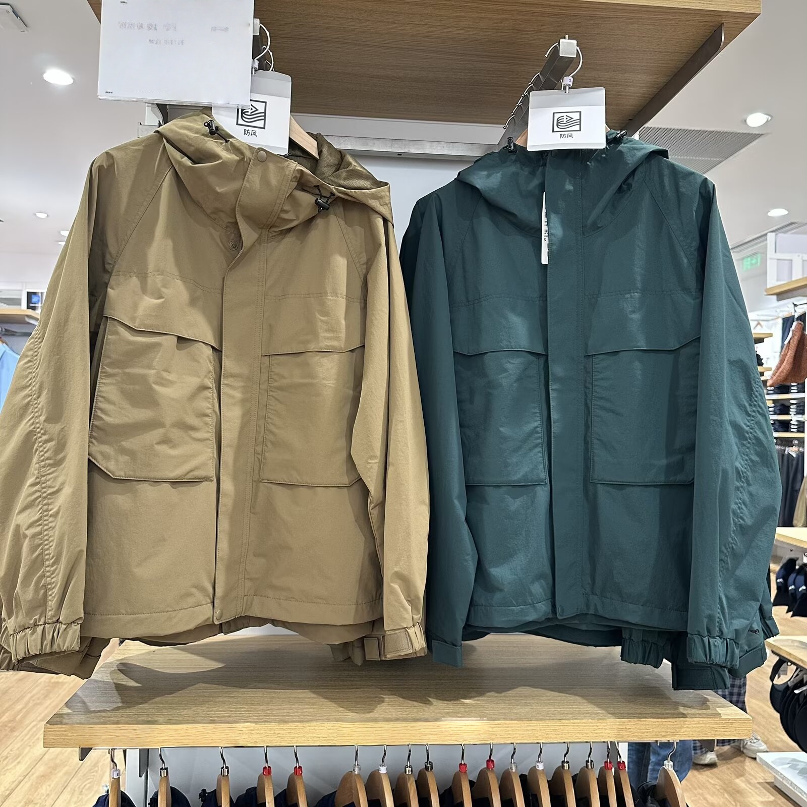 秋冬户外工装新款防风试衣间
