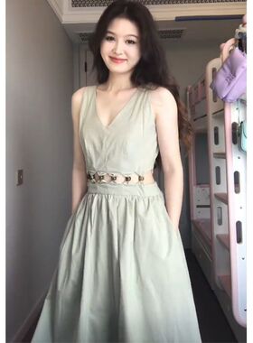 法式独特质感高级感绿色无袖v领连衣裙子超好看女装夏季2023新款