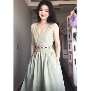 法式独特质感高级感绿色无袖v领连衣裙子超好看女装夏季2023新款