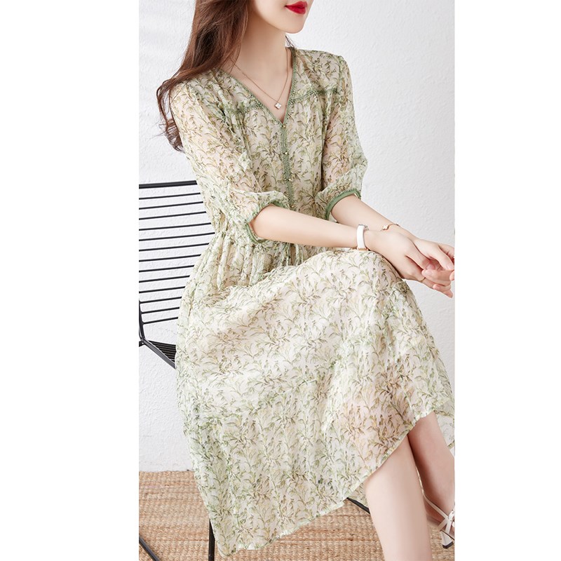 速发气质感柔风碎花设领温高腰长款真丝V计连衣裙款