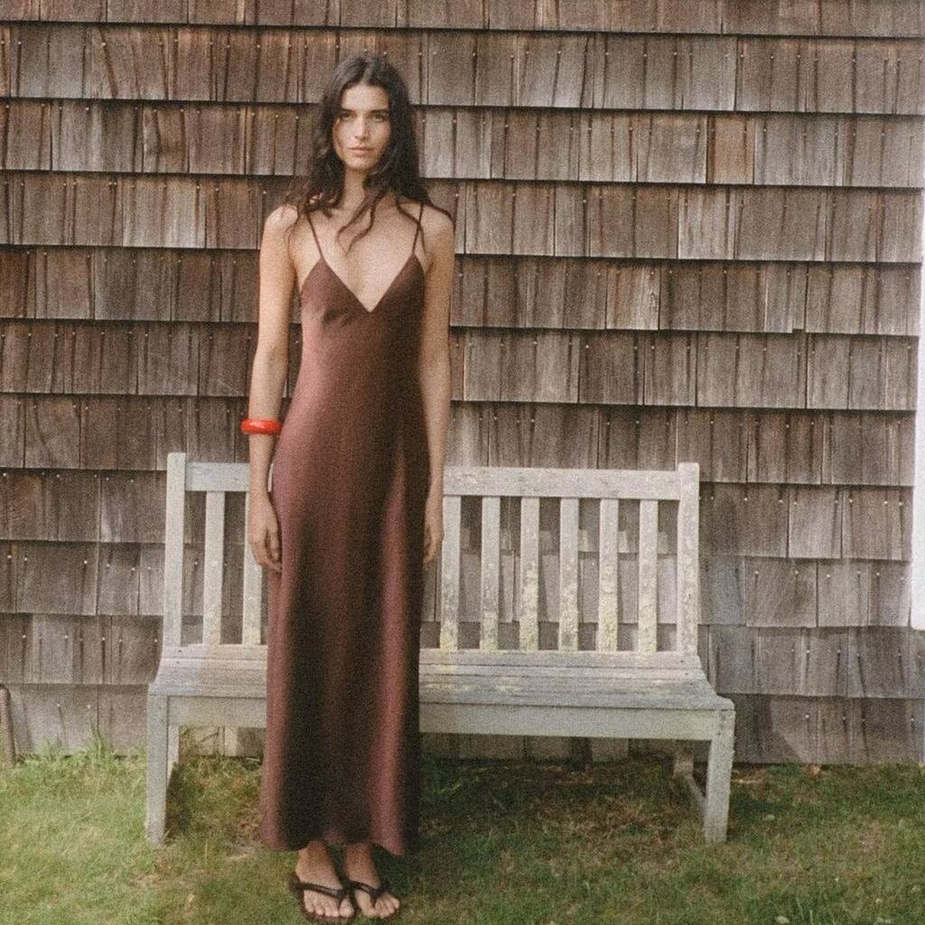 纯色无袖吊带丝缎质感迷笛连衣裙