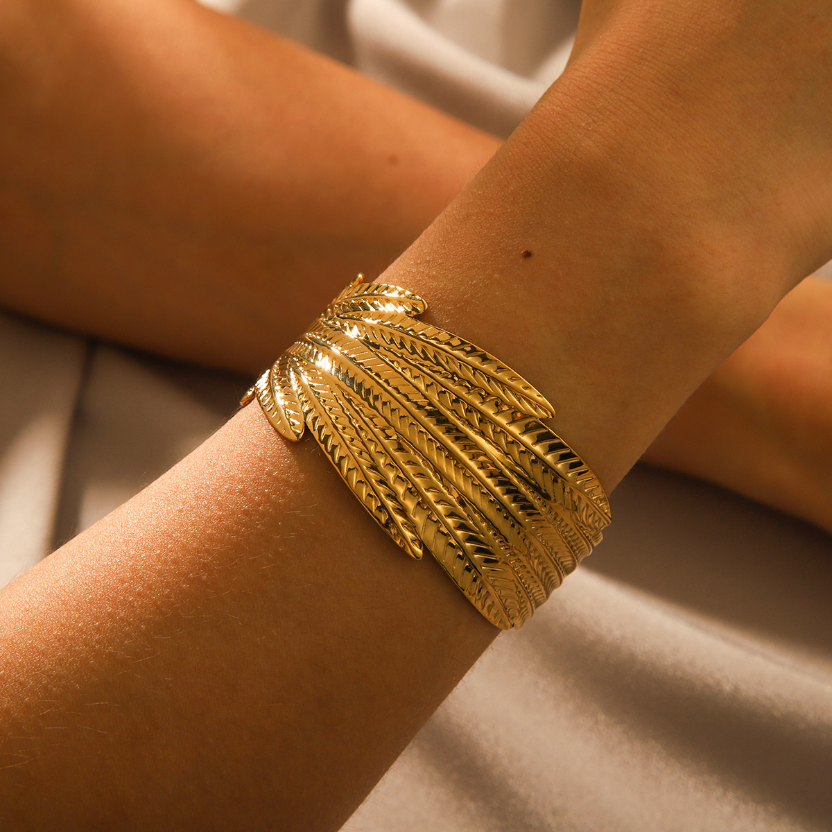 日本品质INS欧美夸张钛钢手镯设计感18K金不锈钢羽毛手镯轻奢百搭