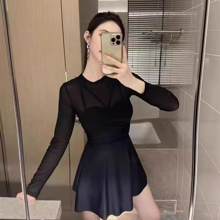 泳衣女2026新款高级感连体裙式保守遮肉显瘦聚拢长袖防晒罩衫泳衣