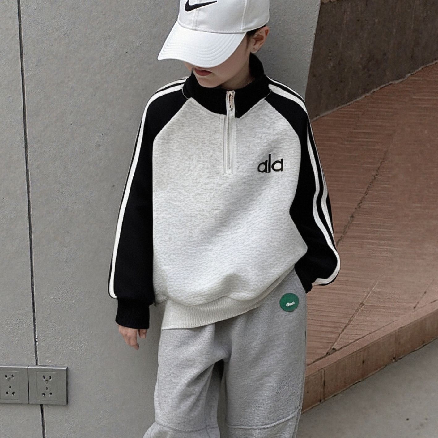 【蜜蜂惊喜社】儿童秋季撞色半拉链卫衣男女宝WY25227