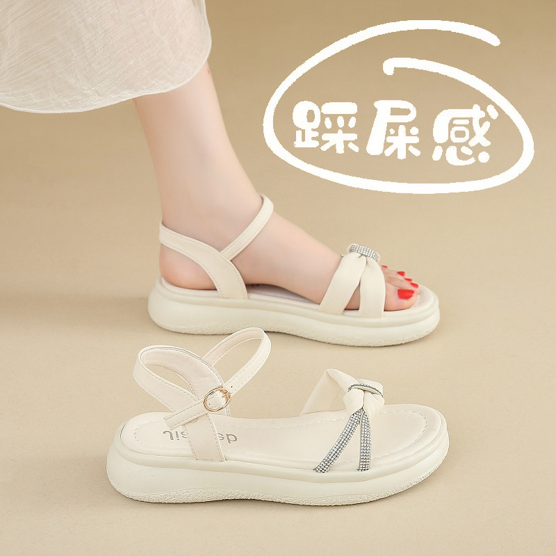 香港平底凉鞋女夏季2024新款外穿软底百搭防滑踩屎感女士时装凉鞋