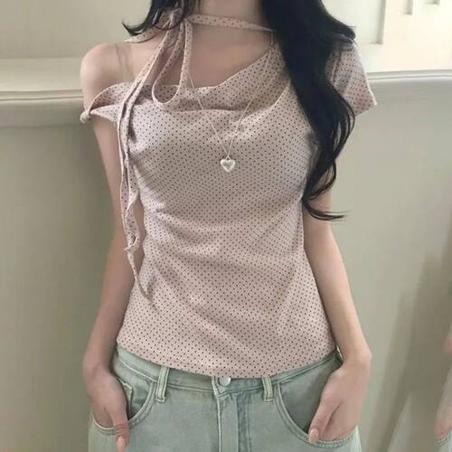 斜肩系带挂脖波点上衣Off-shoulder lacing halter polka dot top