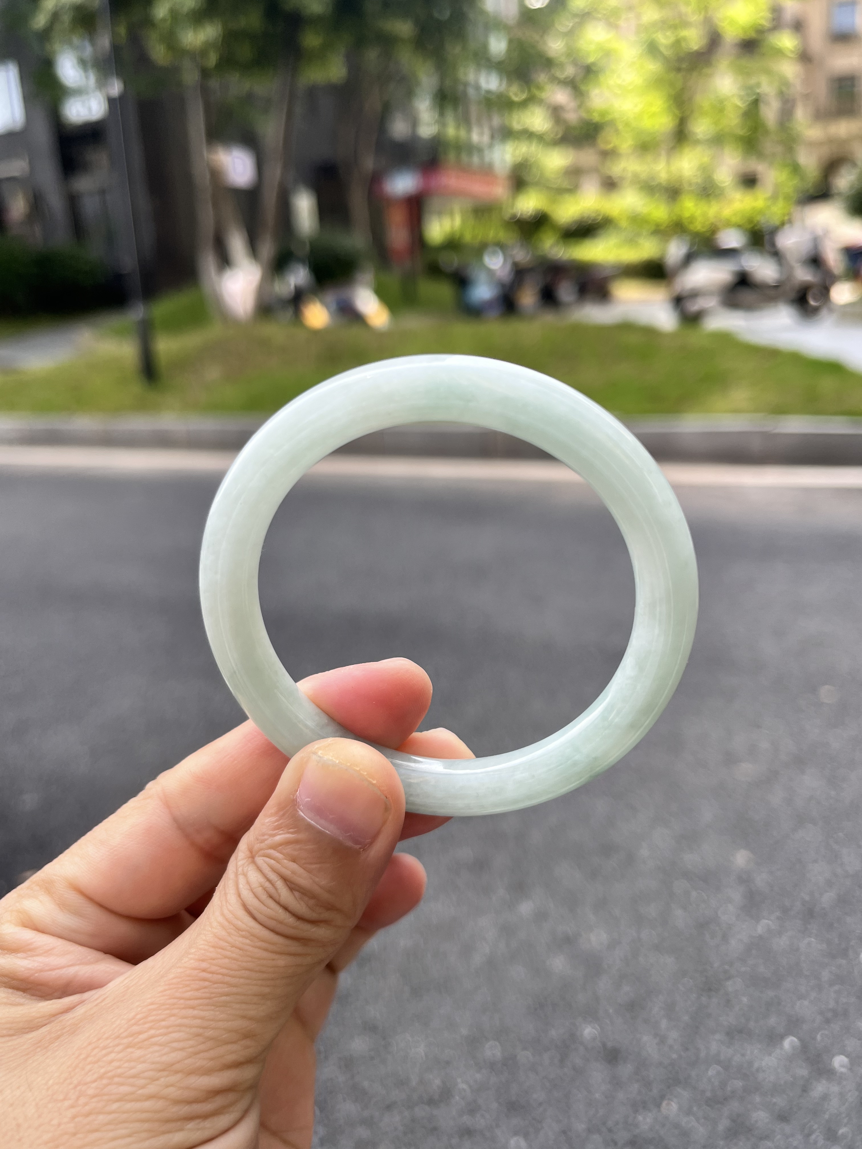 天然翡翠手镯54-8.5-8.5圆条美人条满绿水润细腻湖水绿带黄翡皮纹